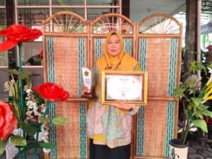 Ketulusan Mengajar Berbuah Manis, Guru MIN 2 Sidoarjo Raih Penghargaan Guru Dedikatif 2025