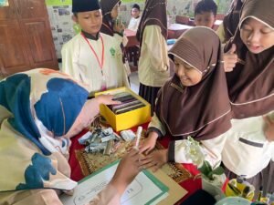 Bangun Kebiasaan Positif, MIN 2 Sidoarjo Lakukan Cek Kerapian dan Kebersihan Rutin