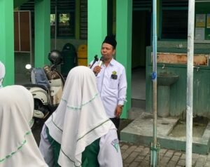 Apel Pagi Pertama Semester Genap MIN 2 Sidoarjo, Kepala Madrasah Ingatkan Pentingnya Mengelola Waktu