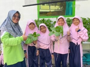 MIN 2 Sidoarjo Konsisten Wujudkan Sekolah Adiwiyata Lewat Budidaya Pokcoy Hidroponik