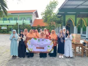 Tabur Kebaikan di Bulan Suci, DWP MIN 2 Sidoarjo Berbagi Kebahagiaan Lewat Takjil Gratis