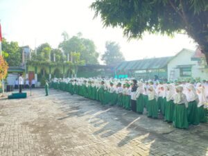 Pancaran Semangat Senin: Potret Kedisiplinan Siswa MIN 2 Sidoarjo dalam Apel Pagi