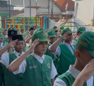 Ketika Setiap Langkah Mengajarkan Tanggung Jawab: Upacara Bendera MIN 2 Sidoarjo